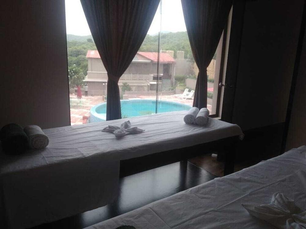 Araliayas Resort & Spa Ουνταϊπούρ Εξωτερικό φωτογραφία